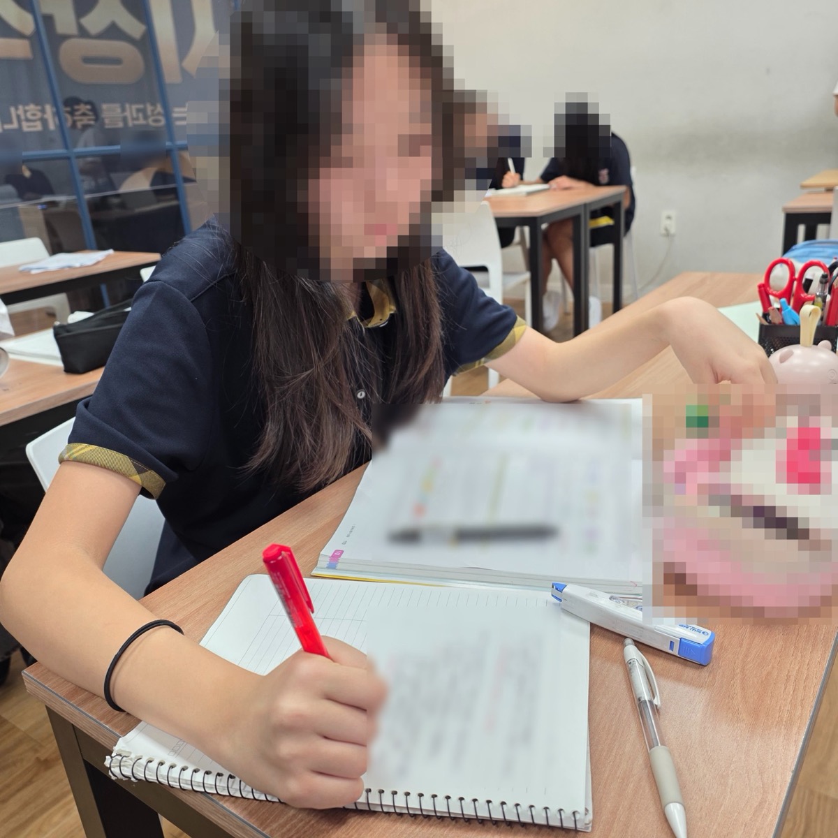 공필순 교실에서 노트에 정리하며 공부하는 학생